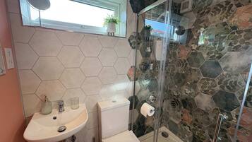 Shower, towels, shampoo