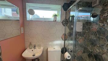 Shower, towels, shampoo