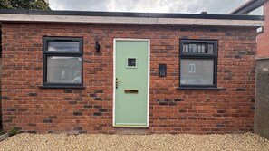 Exterior detail - Studio Flat in Seymour Road (Bristol City)