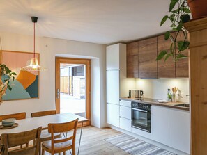 Kühlschrank, Ofen, Geschirrspüler, Kochgeschirr/Geschirr/Besteck
