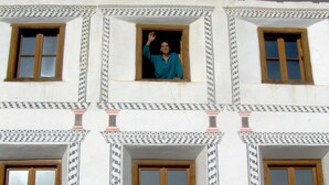 Un edifici amb nombroses finestres i motius decoratius.