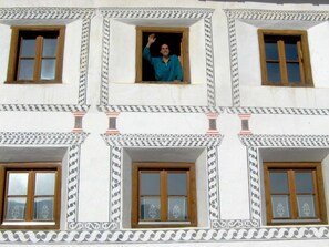 Un edificio con múltiples ventanas y motivos decorativos.