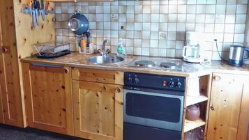 Réfrigérateur, four, batterie de cuisine, vaisselle et ustensiles
