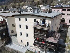 Ein mehrstöckiges Gebäude mit Balkonen, einem gut sichtbaren Eingang im Erdgeschoss und freiem Blick auf die Umgebung.