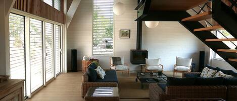 TV, caminetto, libri, impianto stereo