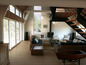 Televisión, chimenea, libros, estéreo