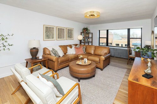 Spacious Story City Retreat Prime Location