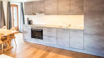 Fridge, cookware/dishes/utensils