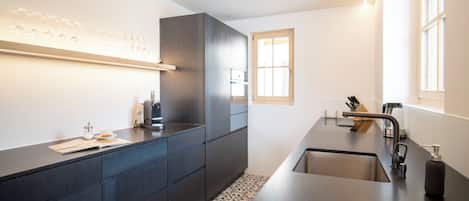 Fridge, oven, dishwasher, cookware/dishes/utensils