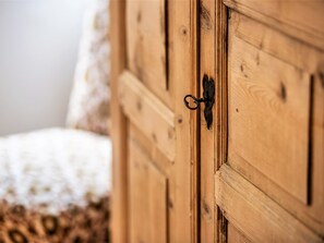 Une armoire en bois avec un trou de serrure.