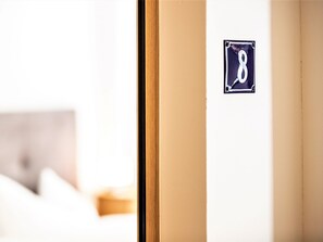 Una porta amb el símbol de número que indica la habitació 8.