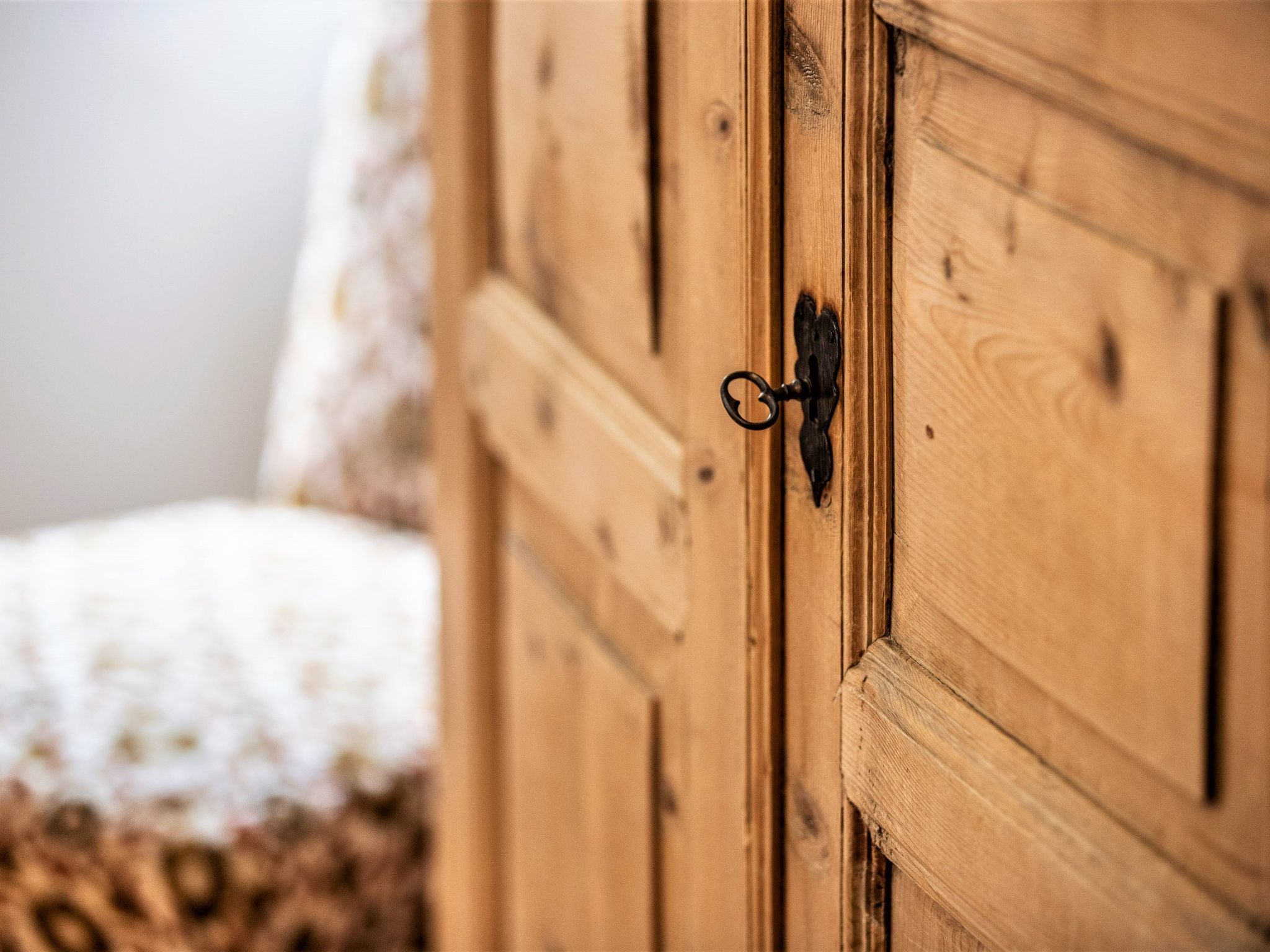 Une armoire en bois avec une poignée en métal.