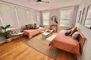 1 bedroom, iron/ironing board, free WiFi, bed sheets - 5-Star Starland Retreat: Stylish, Walkable & Near Top Coffee Shops & Bars (Savannah)