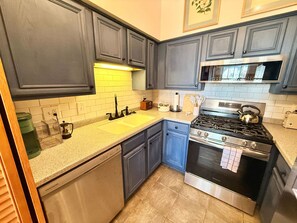 Microwave, oven, stovetop, dishwasher - 5-Star Starland Retreat: Stylish, Walkable & Near Top Coffee Shops & Bars (Savannah)
