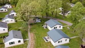 Zona residencial con casas, entrada pavimentada y espacio para estacionar.