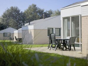 Outdoor dining - Bungalowpark Simpelveld - Castra 48 by Interhome (Simpelveld)
