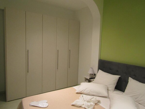 2 habitaciones, tabla de planchar con plancha, wifi y ropa de cama 