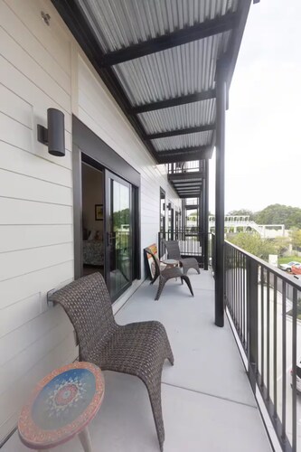 Gorgeous Old Town Bay St Louis Luxury Studio condominium!