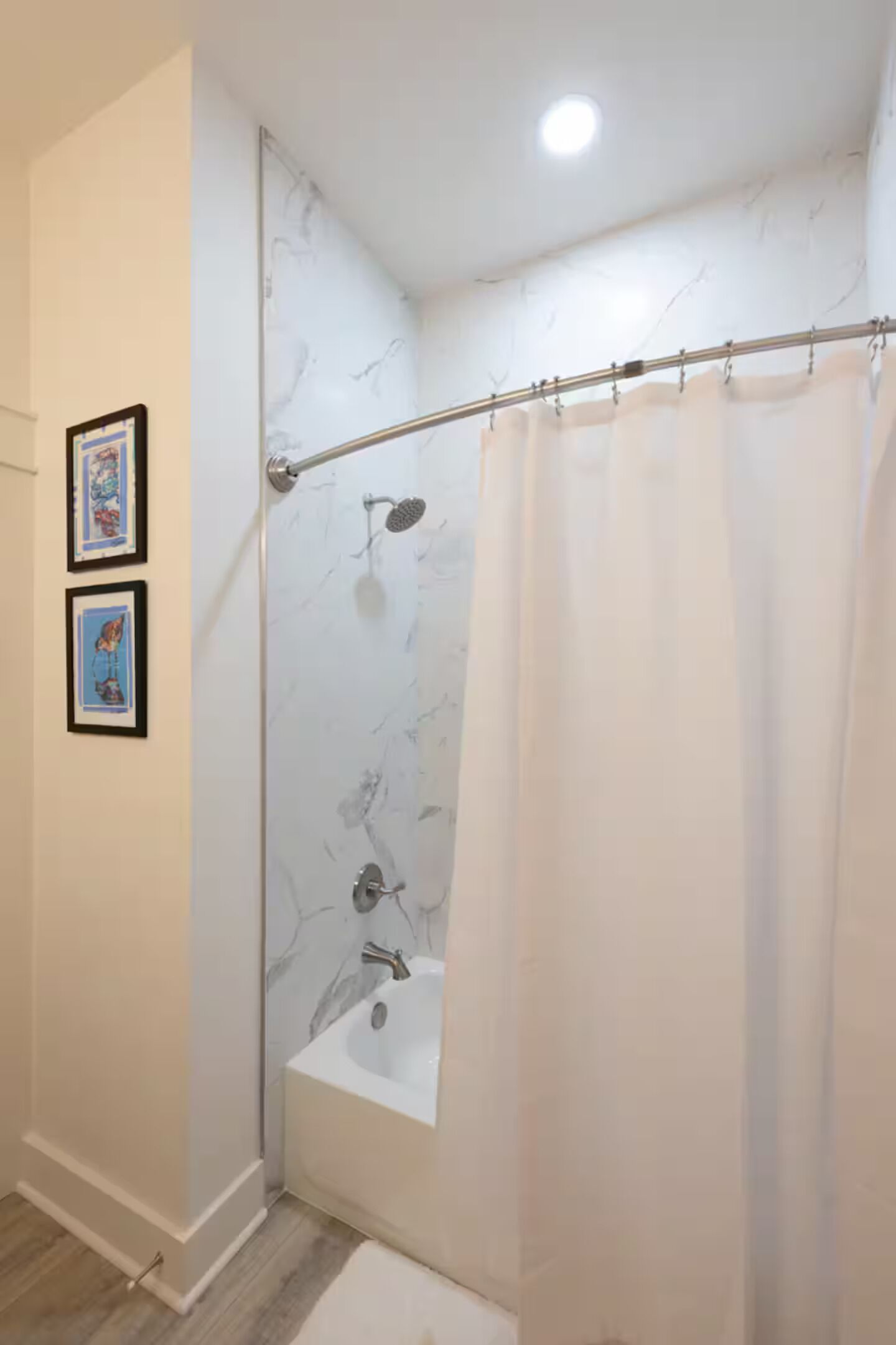 Sèche-cheveux, serviettes fournies, savon, papier toilette