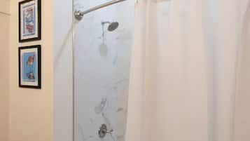 SĂšche-cheveux, serviettes fournies, savon, papier toilette