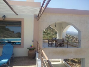 Outdoor dining - Villa 'Kefali' with Sea View, Wi-Fi and Air Conditioning (Kavoúsion)