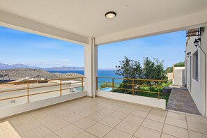 Un balcón amplio con vistas despejadas al mar y a las montañas.