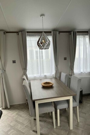 Dining - Vakantiepark Klein Strand - Premium Chalet 4p by Interhome (Jabbeke)