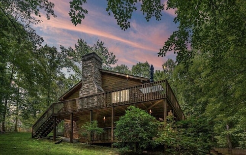 Cozy Waterfront Log Cabin Retreat on a Quiet Creek