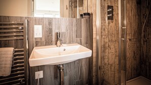 Douche, sèche-cheveux, serviettes fournies, savon
