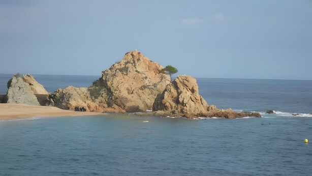 A rocky coastline with clear blue water, a sandy beach, and a prominent rock formation. - Villa “My Little Castle Platja D'Aro” with Sea View, Balcony and Wi-Fi (Castell d'Aro)