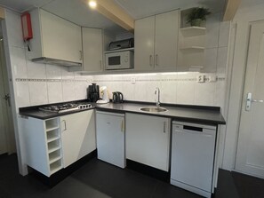 Fridge, microwave, dishwasher, cookware/dishes/utensils - Bungalowpark Simpelveld - Alpha 75 by Interhome (Simpelveld)