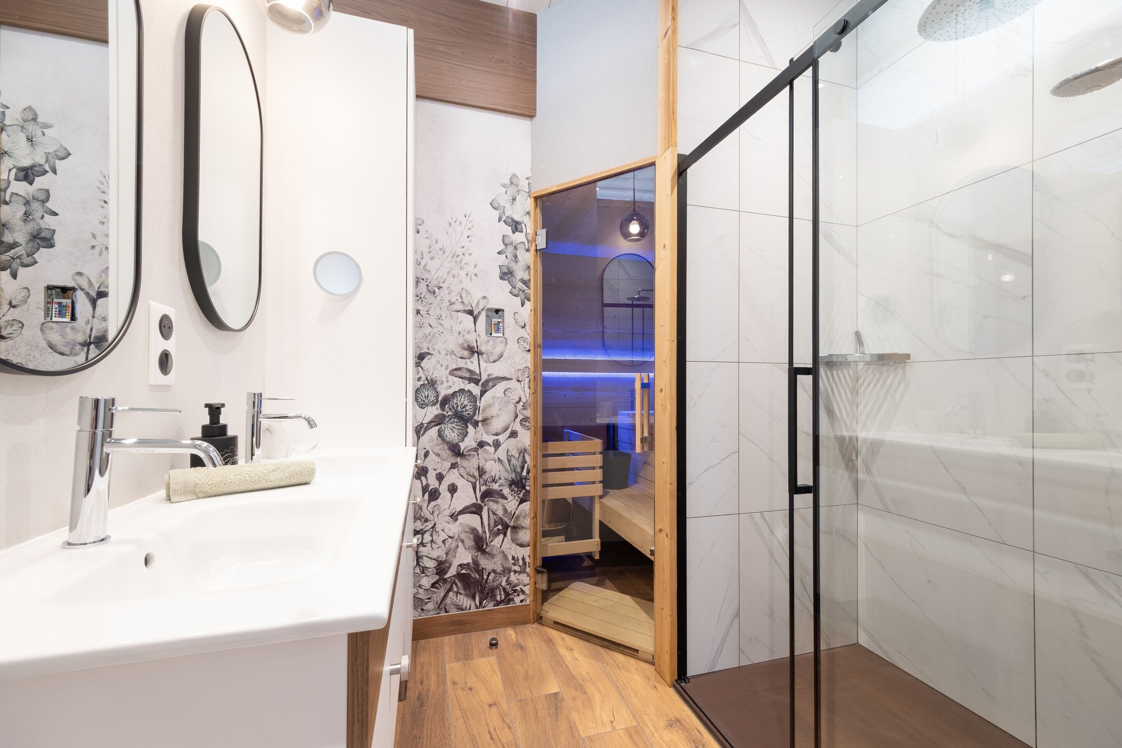 Een douche, een haardroger, handdoeken