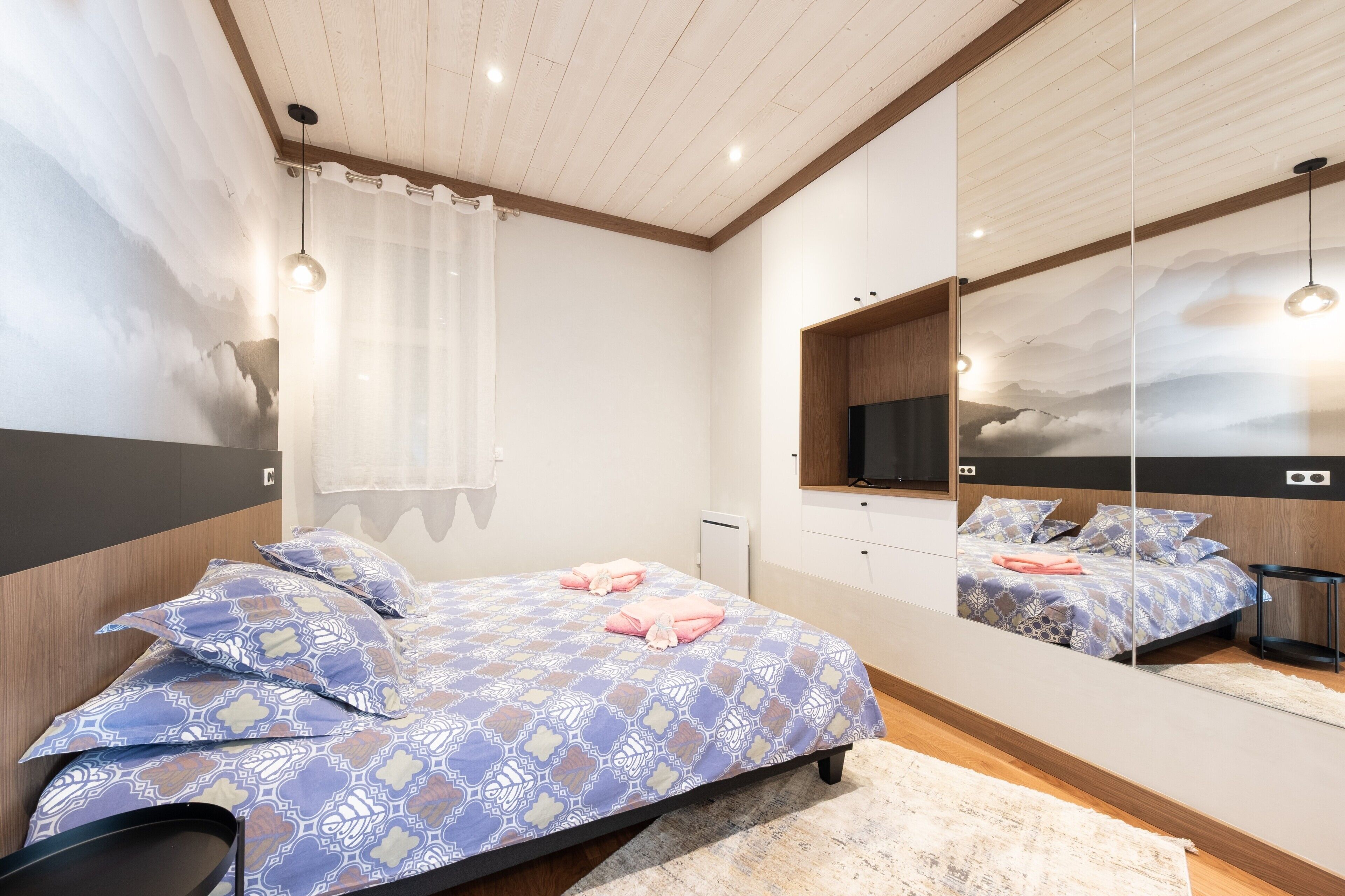 2 bedrooms, iron/ironing board, WiFi, bed sheets