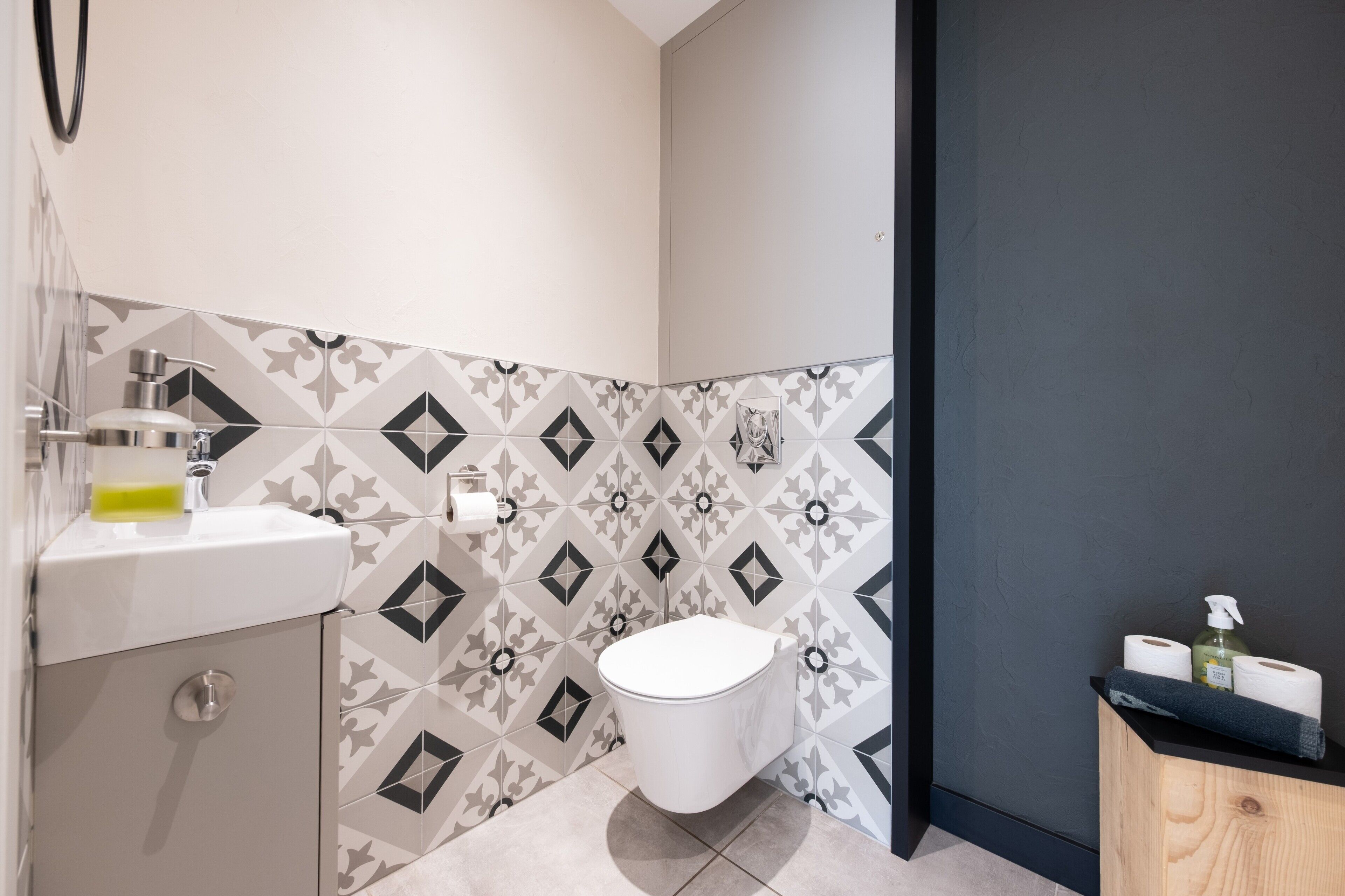 Een badkamer met toilet, wastafel en kastje.