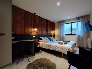 Room - Grand Gîtes Les Hangars: Mountain View, Private Terrace, and Wi-Fi (Saulxures-sur-Moselotte)