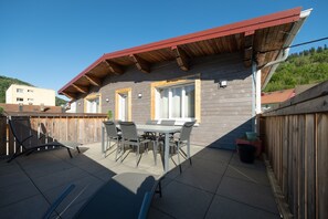 Outdoor dining - Renovated Family Apartment with Large Terrace & 3 Bedrooms – Beds Made & Cleaning Included (Cornimont)