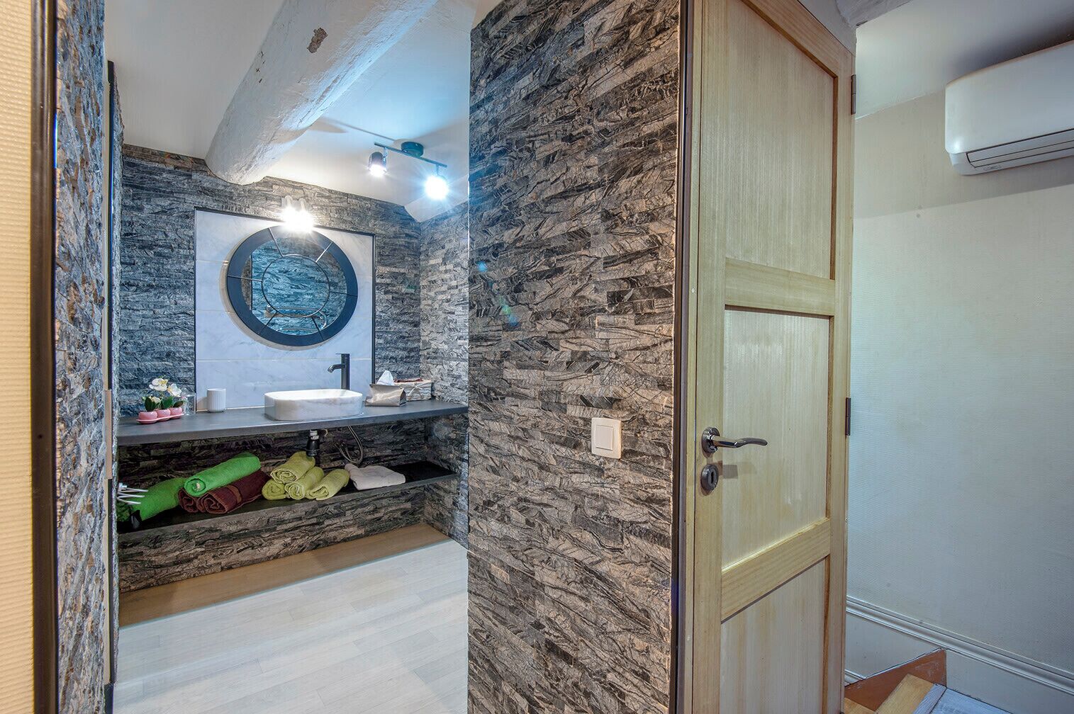 Douche, serviettes fournies