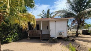 Un petit bâtiment d’un seul étage, doté d’un porche, d’un ventilateur et d’une enseigne sur laquelle on peut lire « Lounge House ».