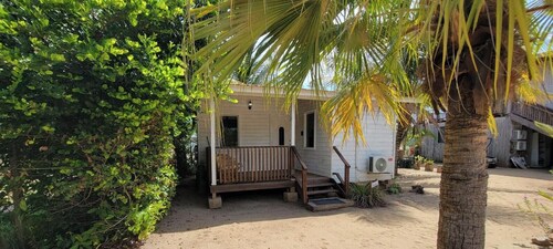 Lemon Grass Cabana - A superb 1-bedroom studio with AC in charming Hopkins