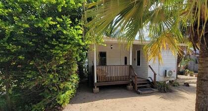 Lemon Grass Cabana - A superb 1-bedroom studio with AC in charming Hopkins