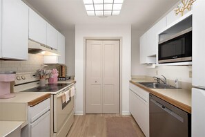 Fridge, microwave, oven, stovetop - Villa Condo with Amenities and Short Beach Walk (Ocean City)