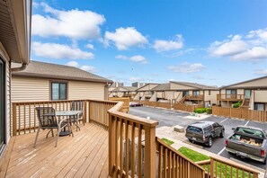 Outdoor dining - Villa Condo with Amenities and Short Beach Walk (Ocean City)