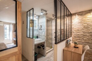 Douche, sèche-cheveux, serviettes fournies