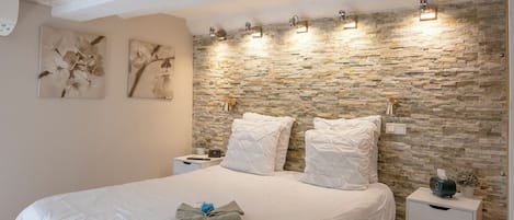 Tabla de planchar con plancha, wifi y ropa de cama