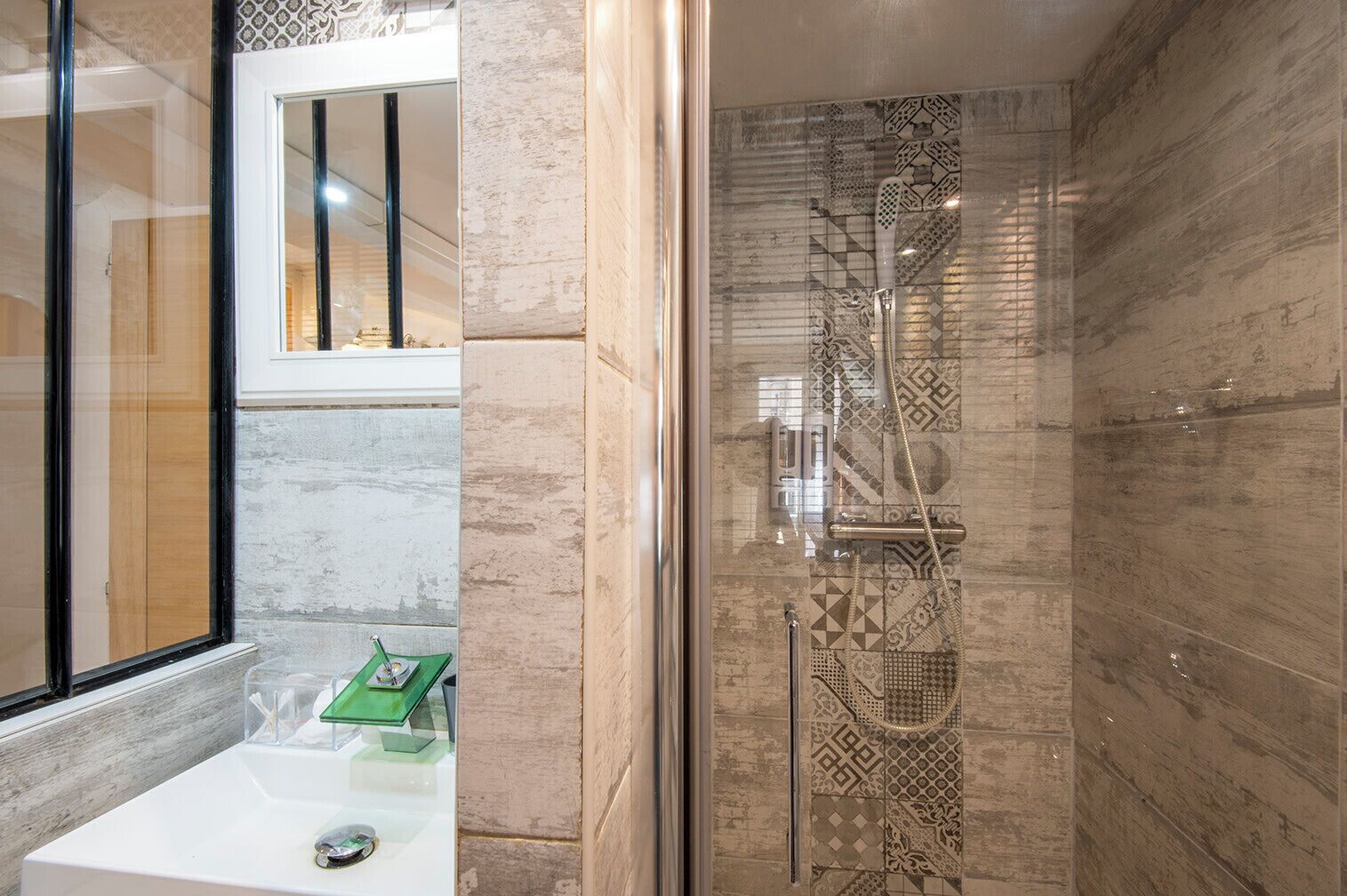 Douche, sèche-cheveux, serviettes fournies