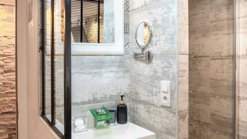 Douche, sèche-cheveux, serviettes fournies