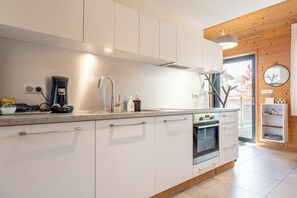Een koelkast, een magnetron, een oven, een kookplaat