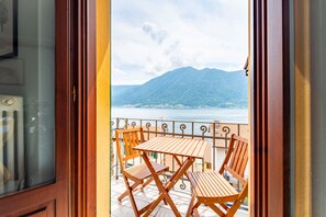 Apartamento, 1 quarto, sacada, vista para o lago | Opções para refeição