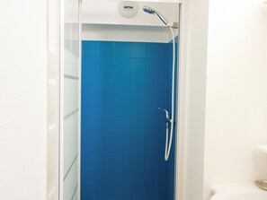 Douche, séchoir à cheveux, serviettes fournies