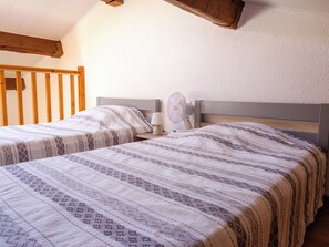 1 chambre, fer et planche à repasser, Wi-Fi, literie fournie